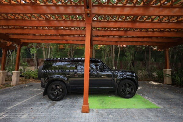 Land Rover Defender - Image 2