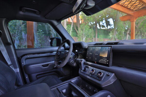 Land Rover Defender - Image 8