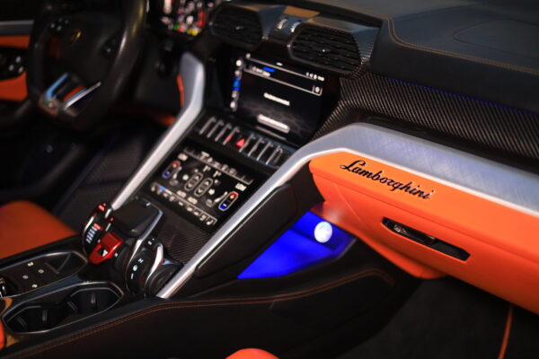 Lamborghini URUS - Image 2