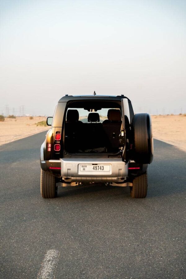 Land Rover Defender - Image 6