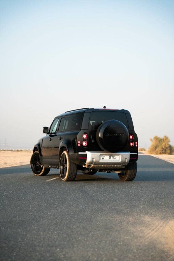 Land Rover Defender - Image 10