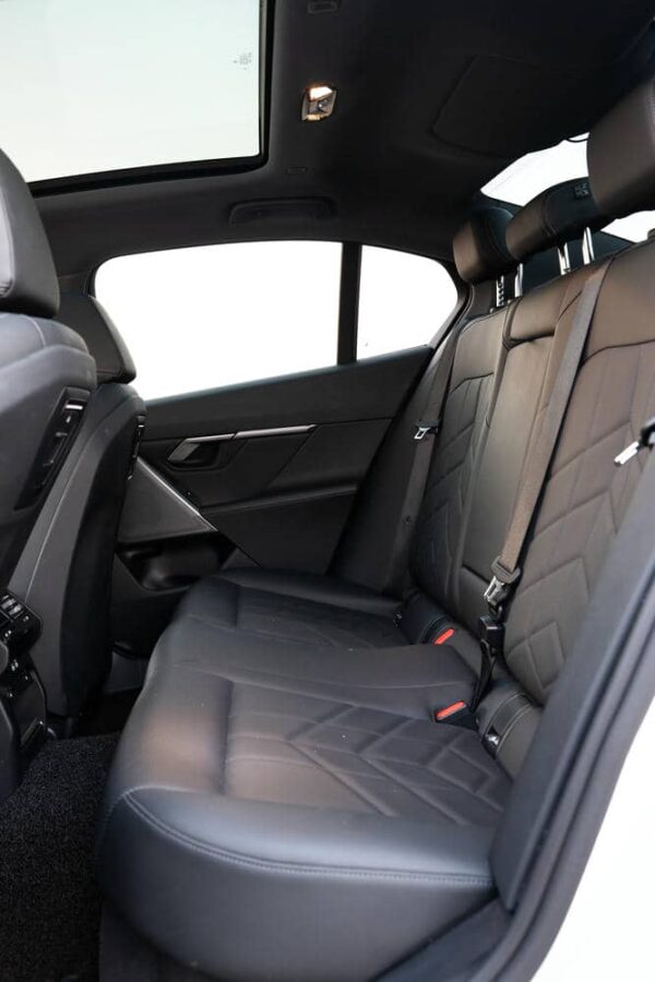 BMW M520i 2025 - Image 11