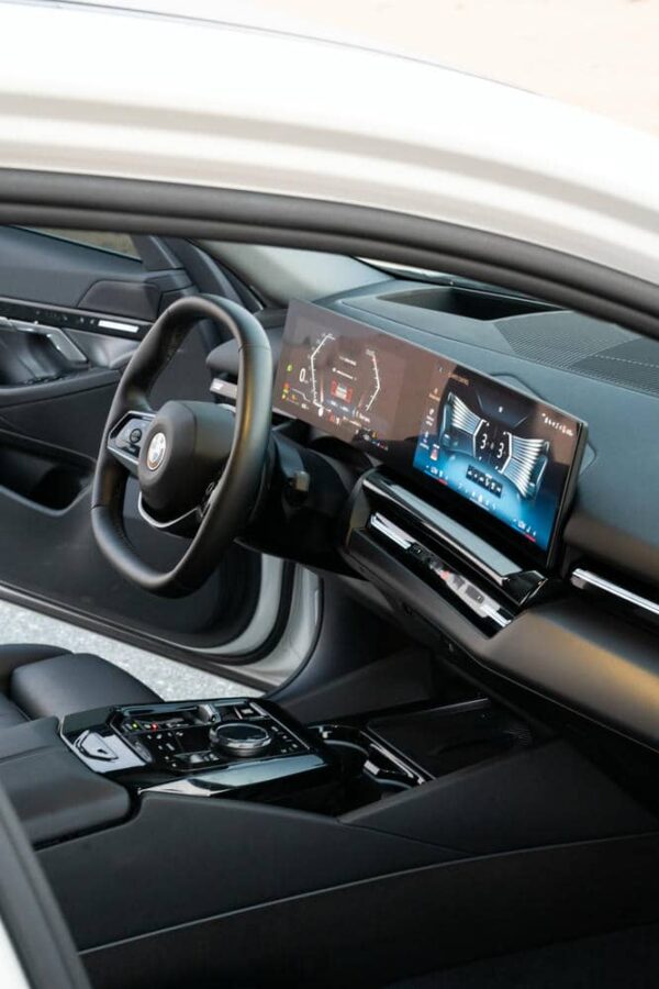 BMW M520i 2025 - Image 21